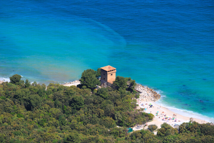 La Torre di Portonovo affacciata sul mare del Conero